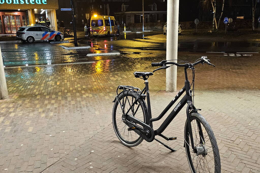 Fietser en automobilist botsen op rotonde