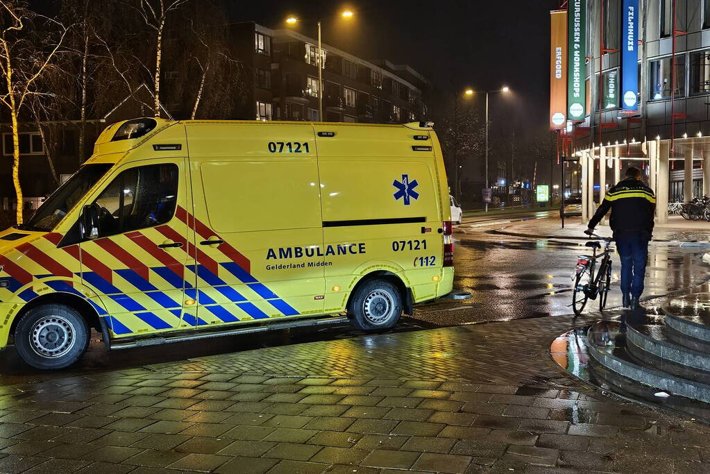 Fietser en automobilist botsen op rotonde