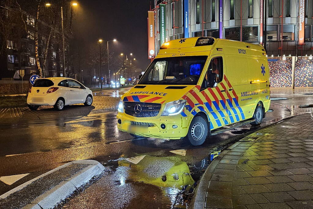 Fietser en automobilist botsen op rotonde