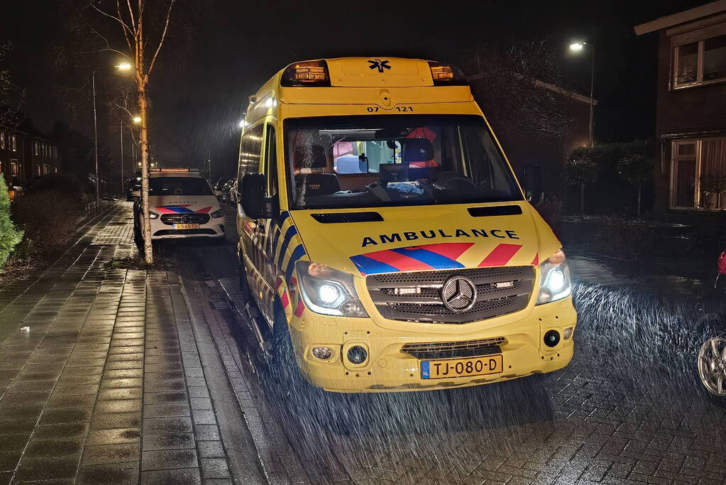 Bewoonster gewond na blussen keukenbrand