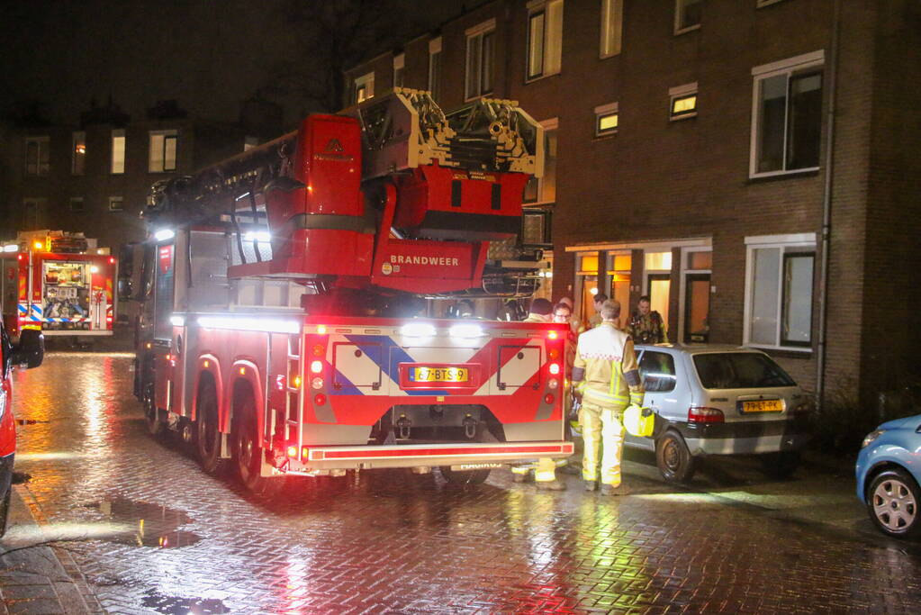 Brandweer breekt deur open bij keukenbrand