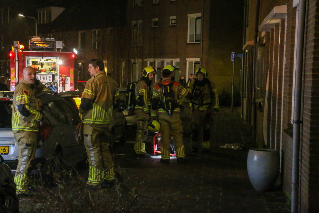 Brandweer breekt deur open bij keukenbrand