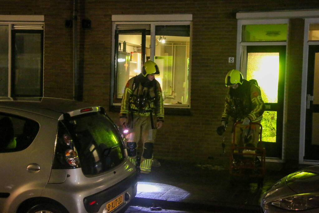 Brandweer breekt deur open bij keukenbrand