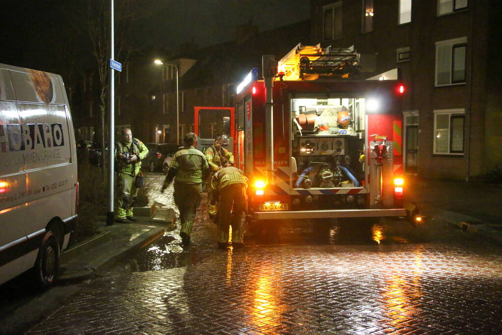 Brandweer breekt deur open bij keukenbrand