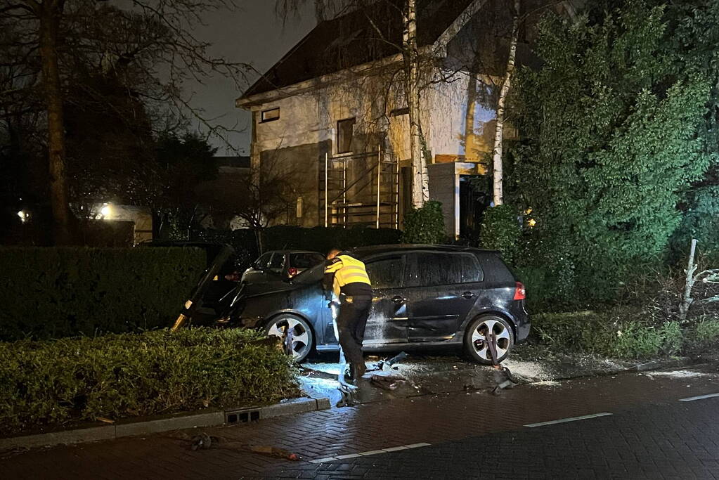 Automobilist rijdt boom en lantaarnpaal uit de grond