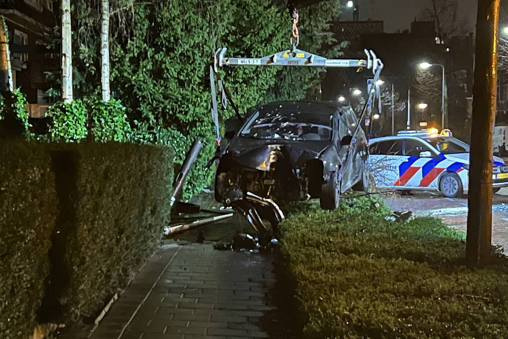 Automobilist rijdt boom en lantaarnpaal uit de grond