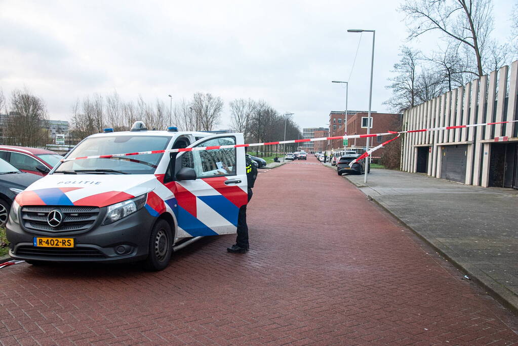 Persoon voor zijn auto neergeschoten