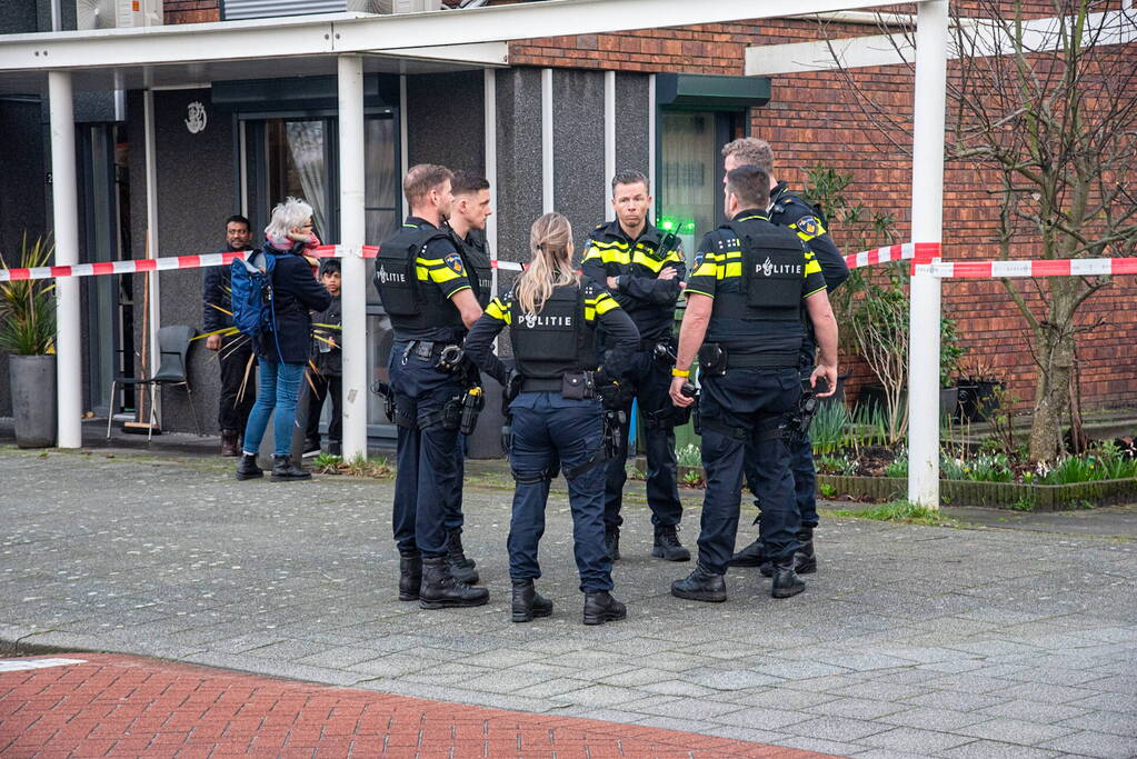 Persoon voor zijn auto neergeschoten