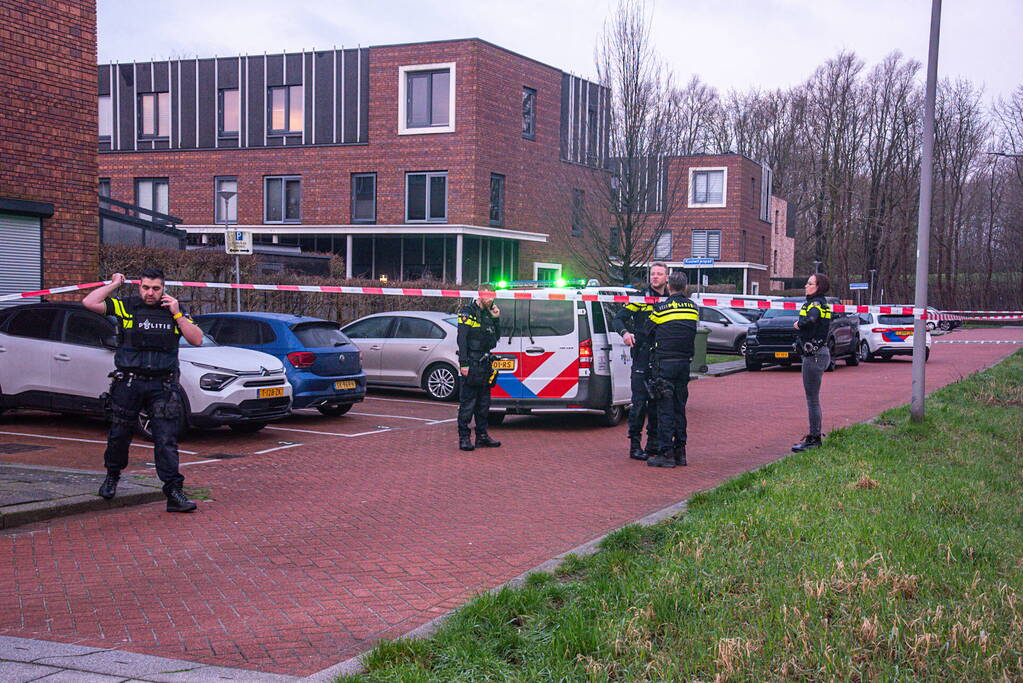 Persoon voor zijn auto neergeschoten