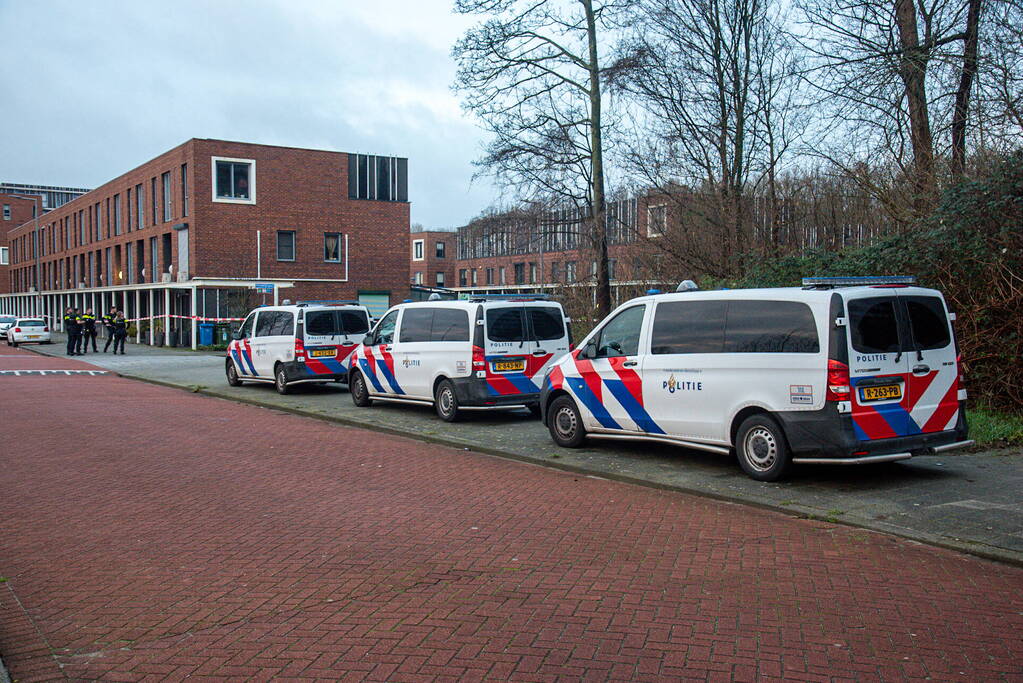 Persoon voor zijn auto neergeschoten