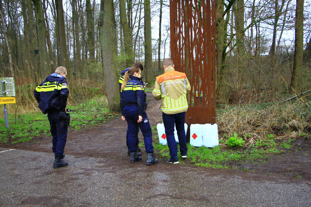 Verdacht materiaal gevonden in bosgebied