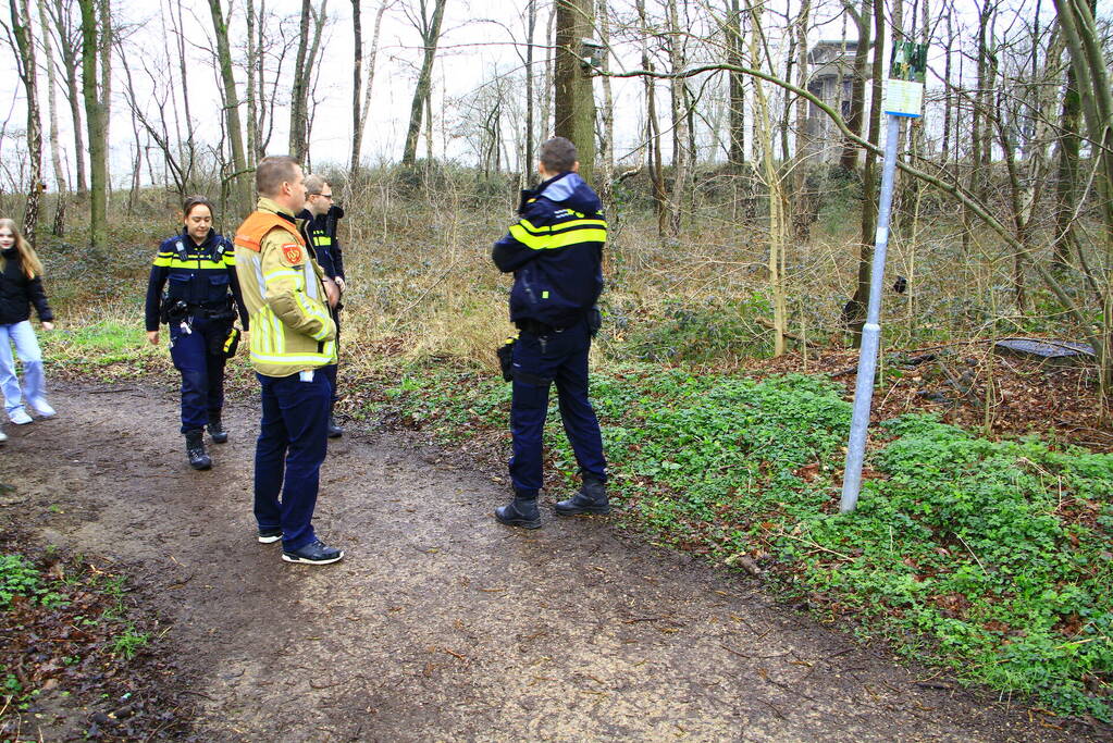 Verdacht materiaal gevonden in bosgebied