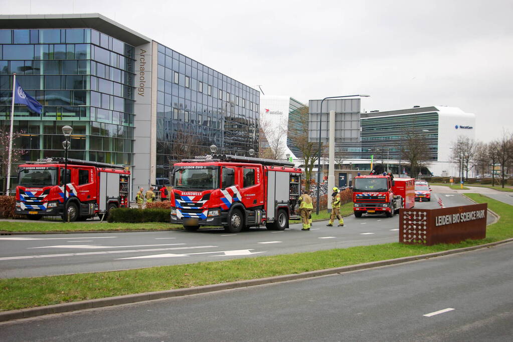 Veel hulpdiensten naar lekkage Universiteit Leiden