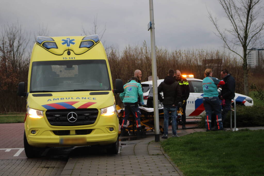 Scooterrijder en automobilist botsen op elkaar