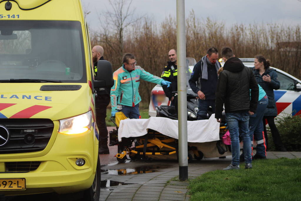 Scooterrijder en automobilist botsen op elkaar