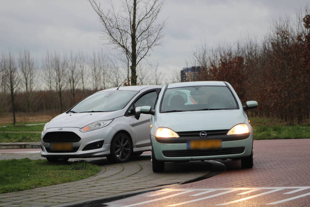 Scooterrijder en automobilist botsen op elkaar