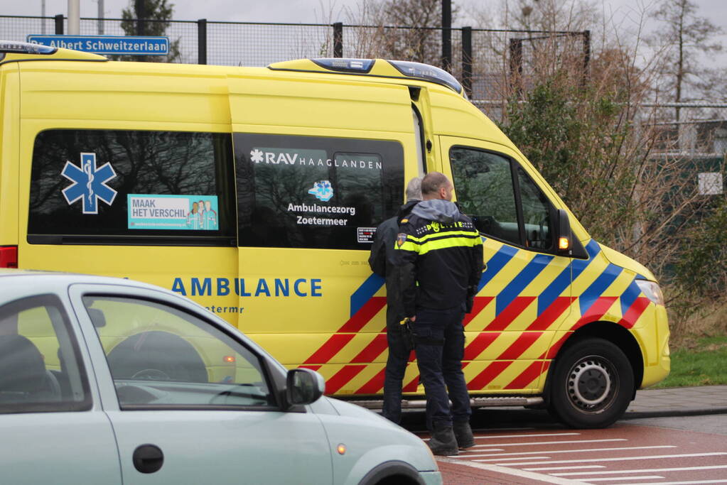 Scooterrijder en automobilist botsen op elkaar