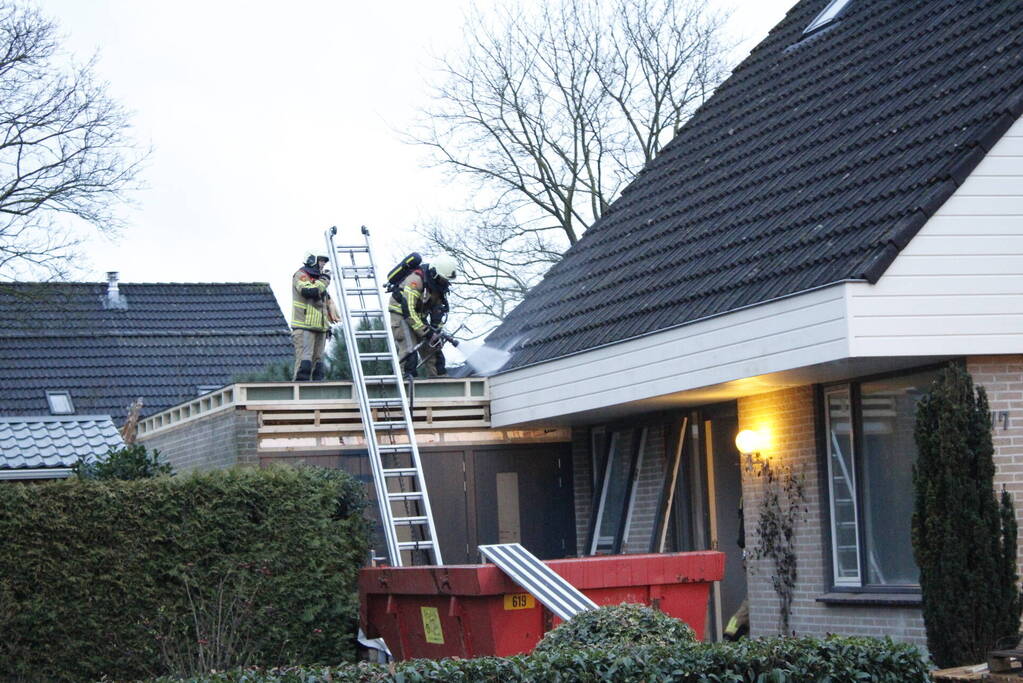 Brand in dak snel onder controle