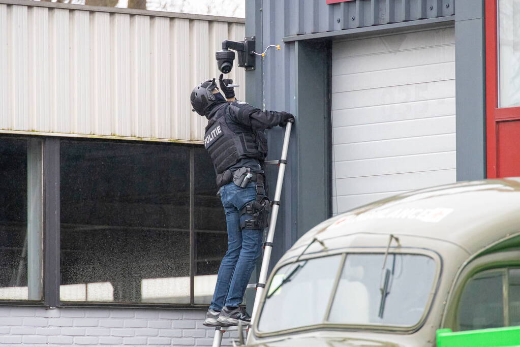 Politie valt bedrijfpand binnen