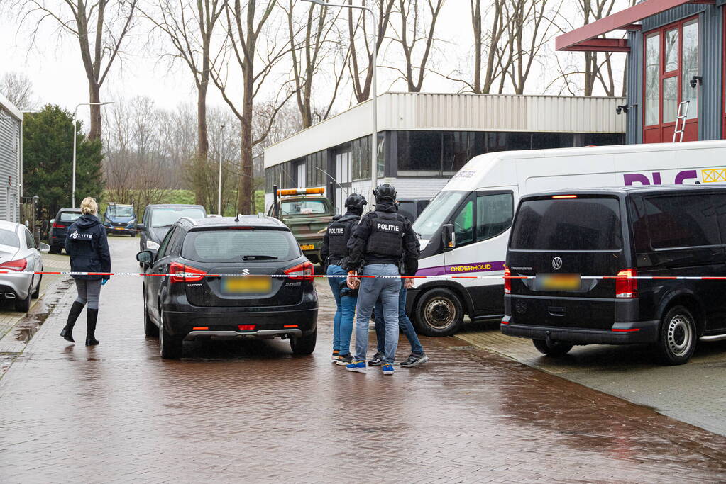 Politie valt bedrijfpand binnen