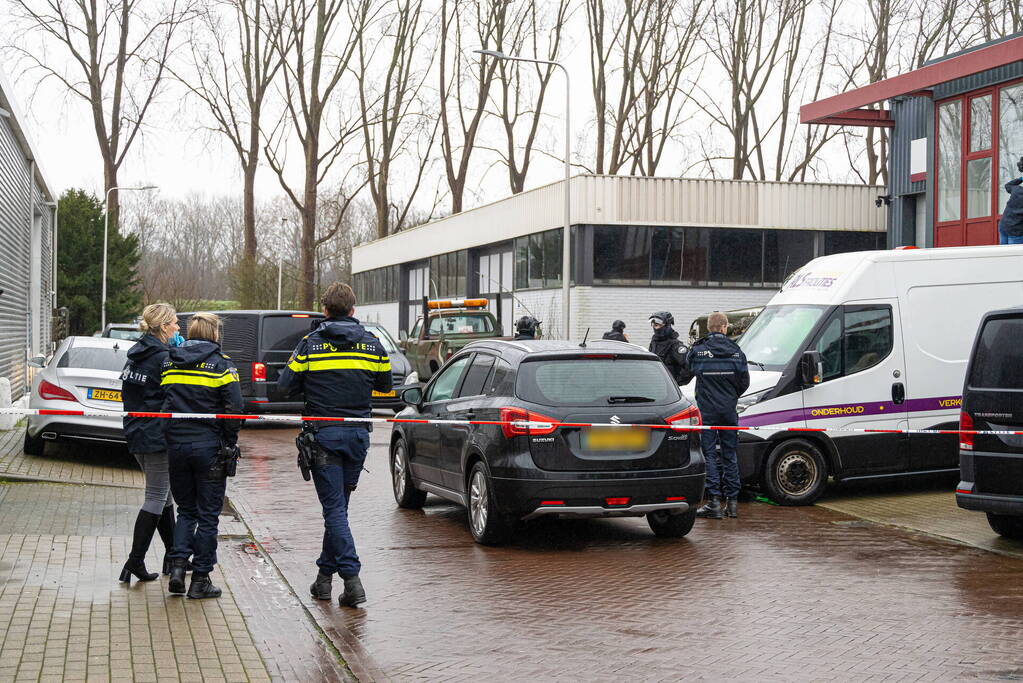 Politie valt bedrijfpand binnen