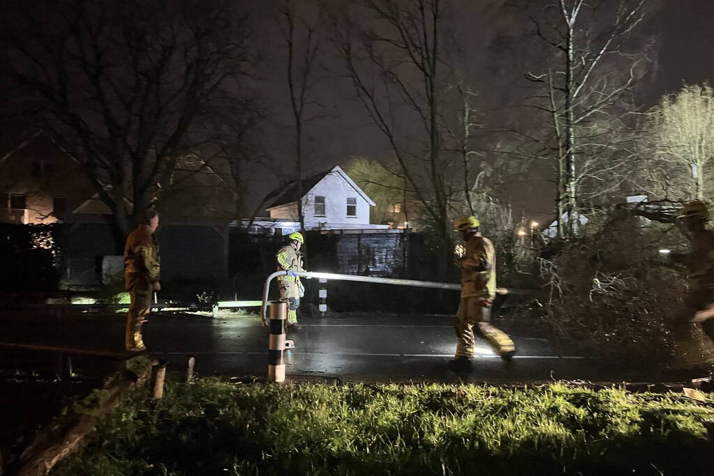 Lantaarnpaal omver door vallende boom