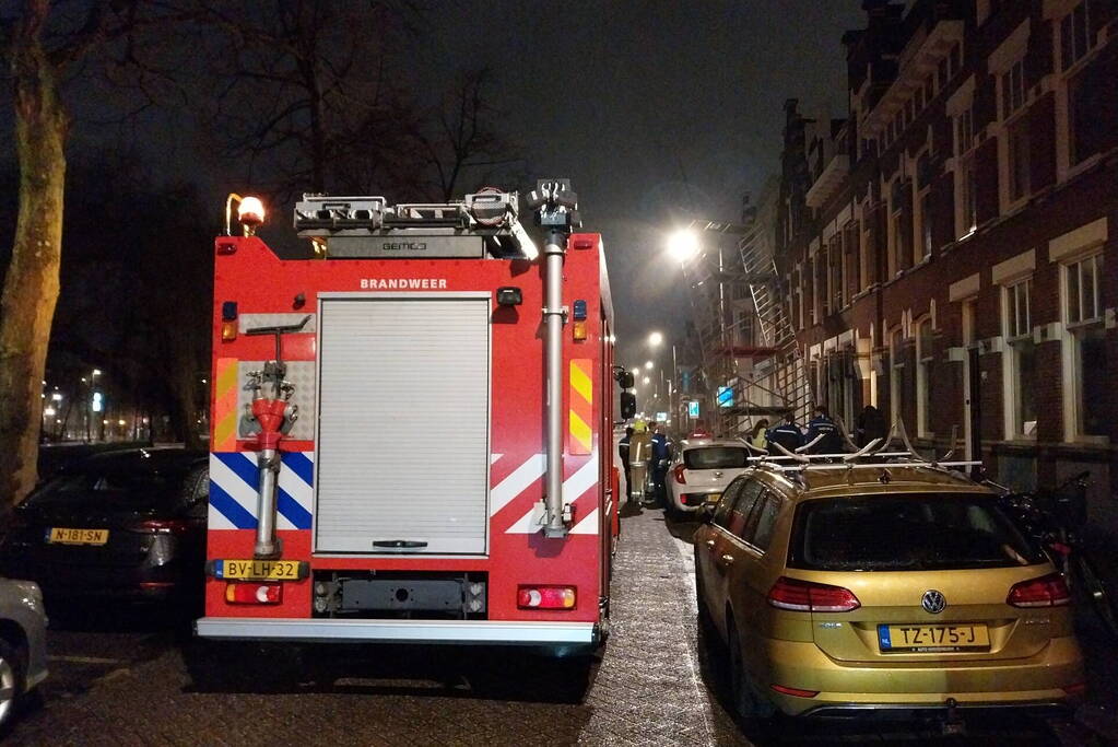 Steiger waait omver en blijft tegen lantaarnpaal hangen