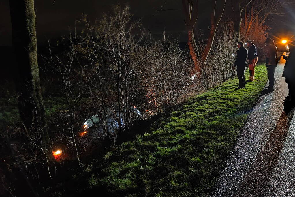 Auto belandt in sloot bij eenzijdig ongeval