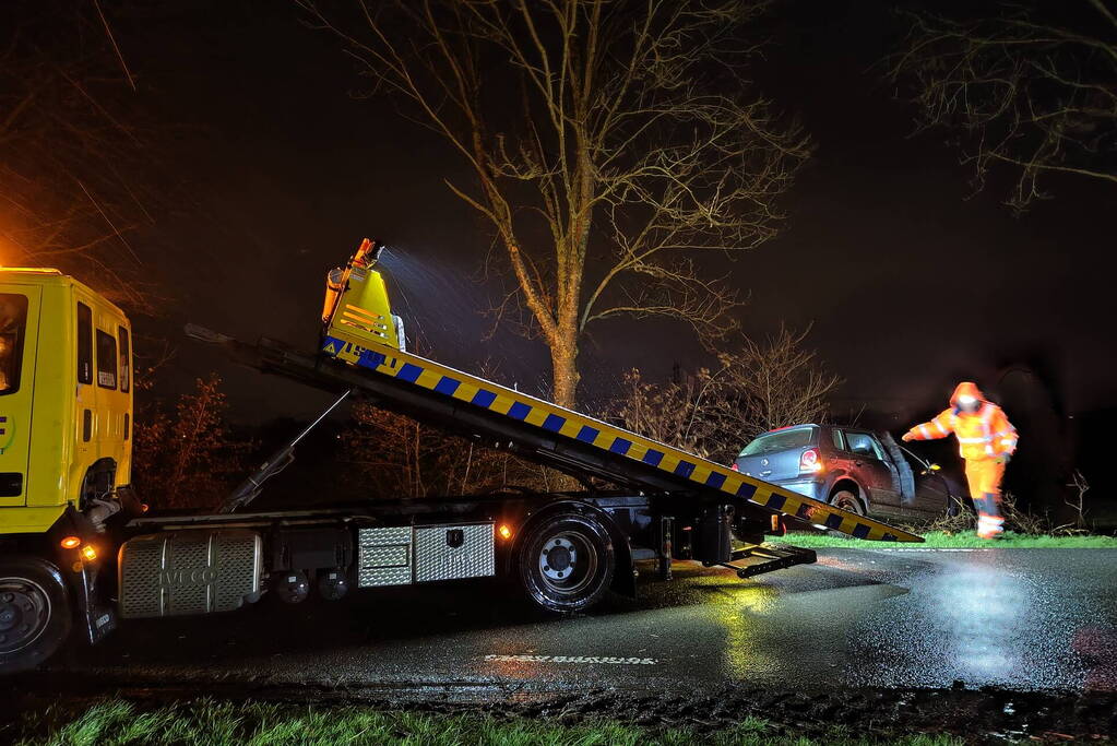 Auto belandt in sloot bij eenzijdig ongeval