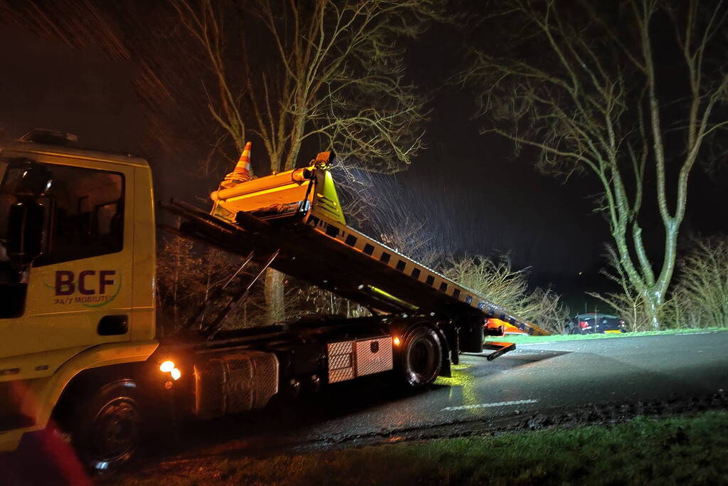 Auto belandt in sloot bij eenzijdig ongeval