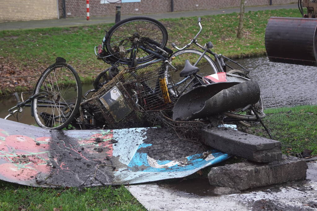 Sloot ligt vol met fietsen blijkt tijdens baggerwerkzaamheden