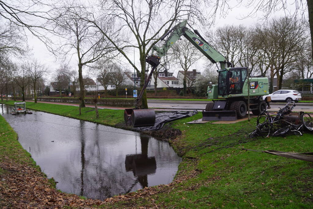 Sloot ligt vol met fietsen blijkt tijdens baggerwerkzaamheden