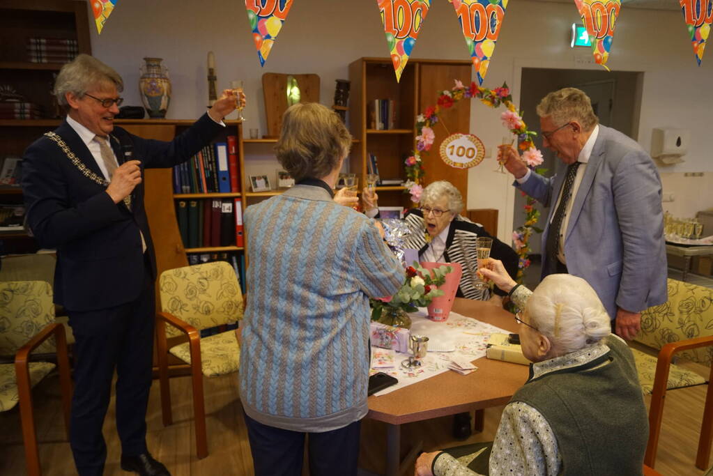 Burgemeester op bezoek bij 100-jarige Zuster Sybilla