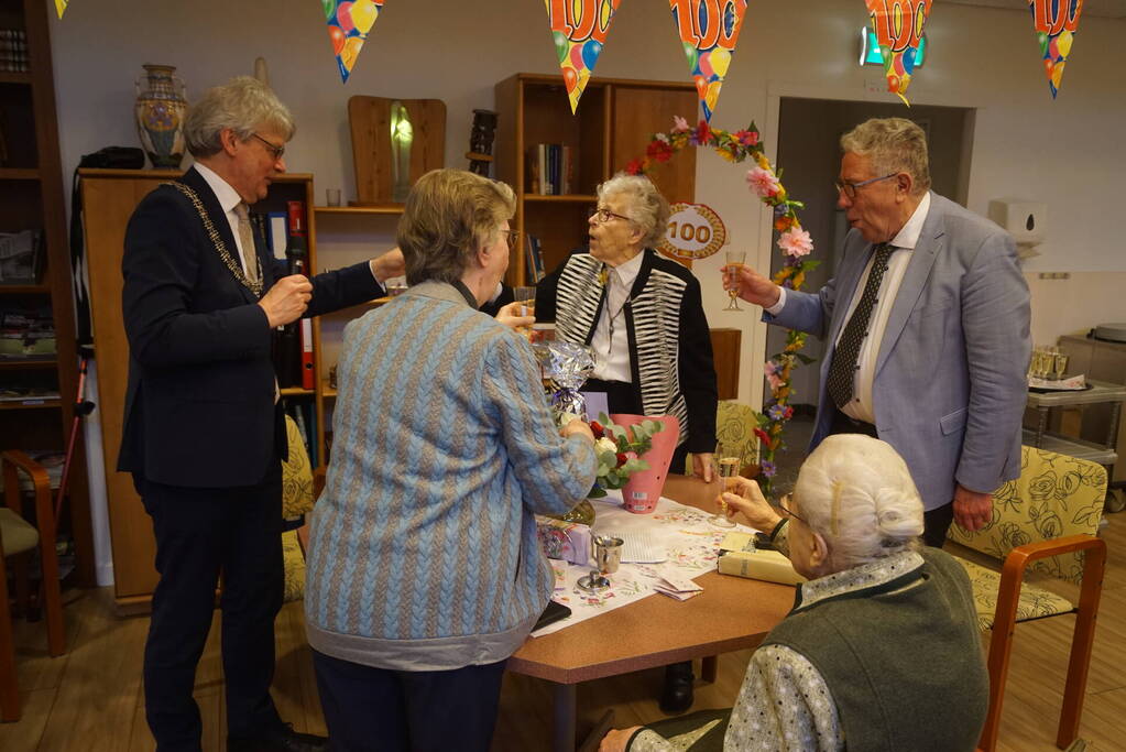 Burgemeester op bezoek bij 100-jarige Zuster Sybilla