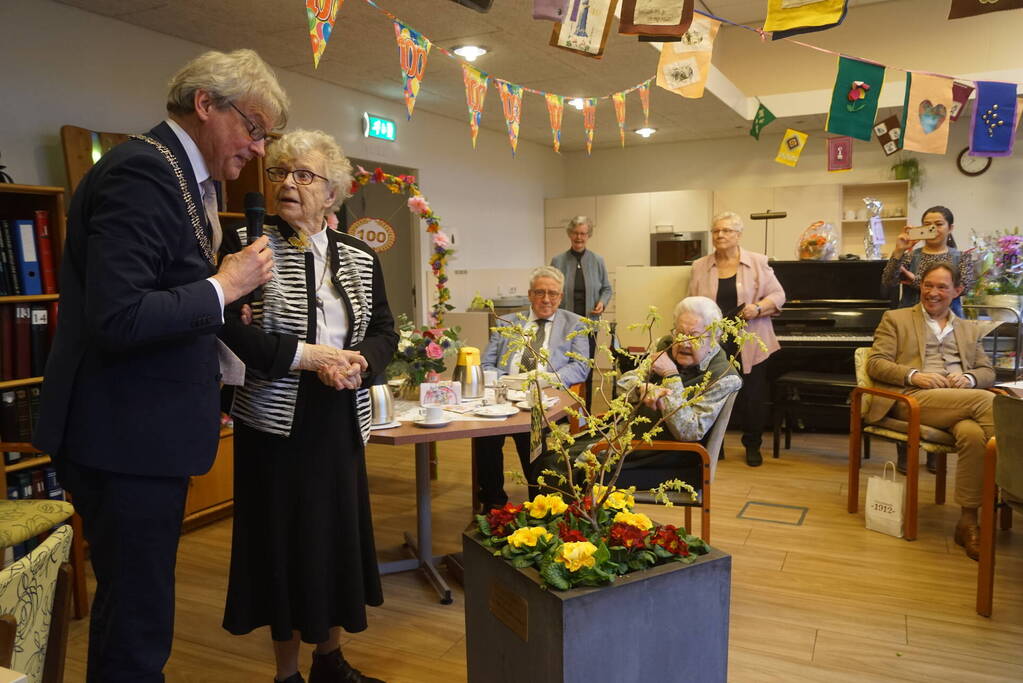 Burgemeester op bezoek bij 100-jarige Zuster Sybilla