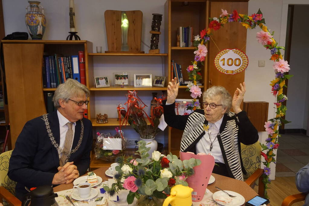 Burgemeester op bezoek bij 100-jarige Zuster Sybilla