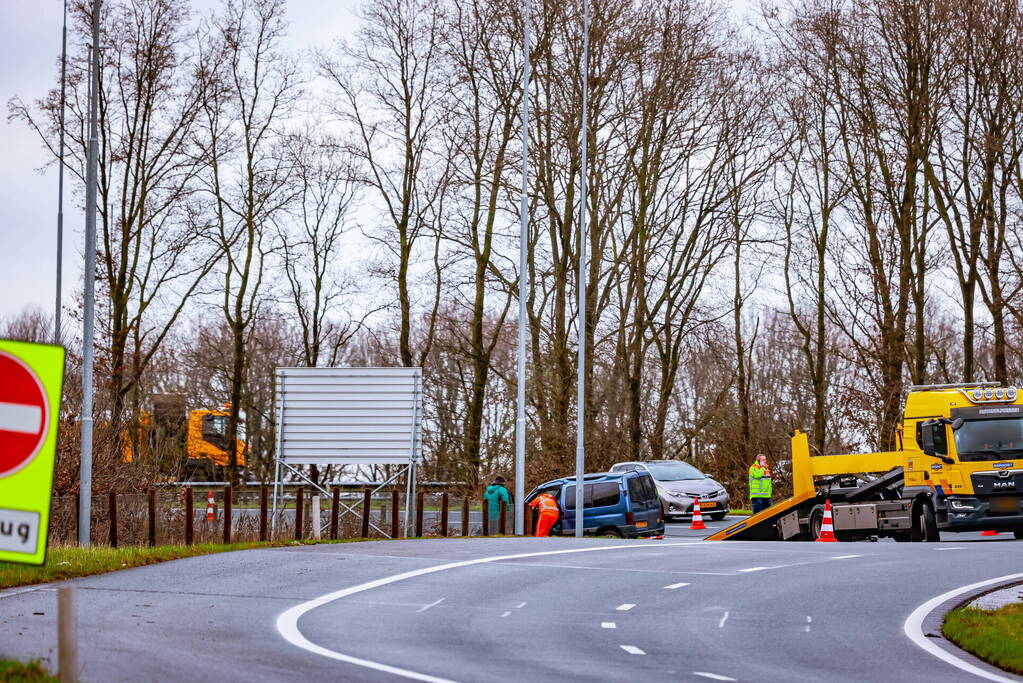 Auto op zijn kant op afrit van snelweg