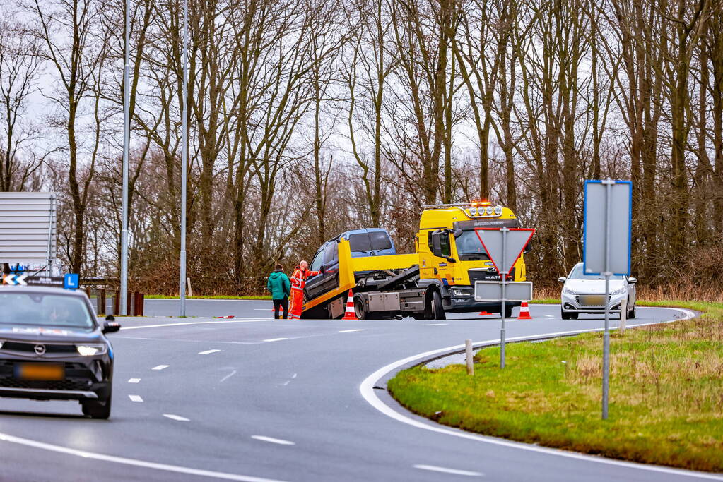 Auto op zijn kant op afrit van snelweg