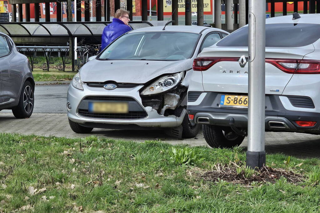 Schade na botsing tussen personenauto's