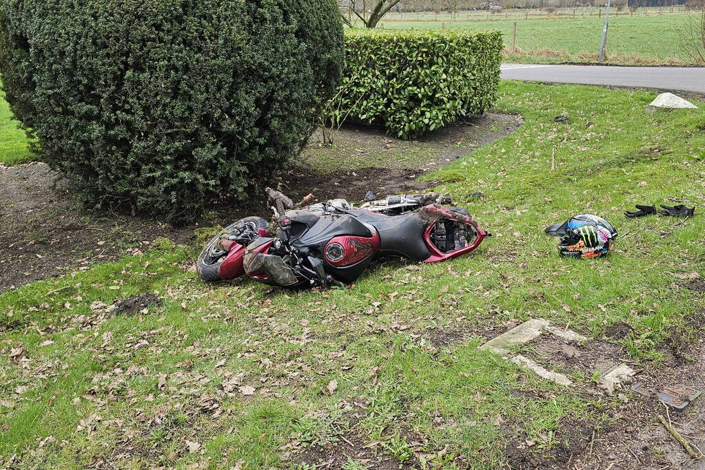 Motorrijder klapt tegen auto op kruising