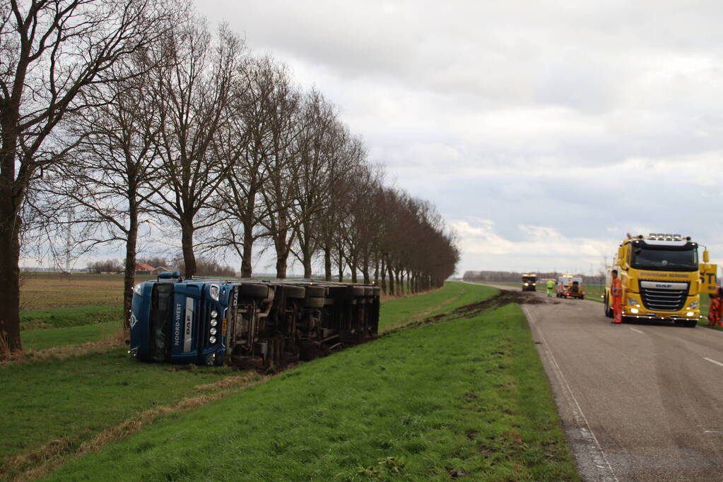 Vrachtwagen met GFT afval gekanteld