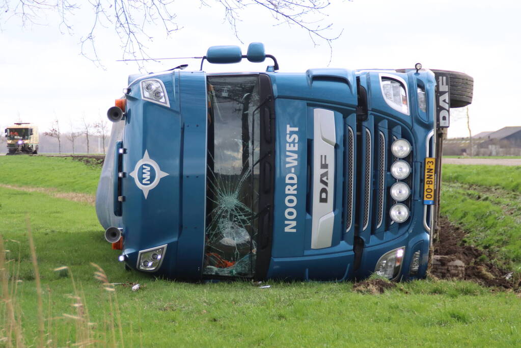 Vrachtwagen met GFT afval gekanteld