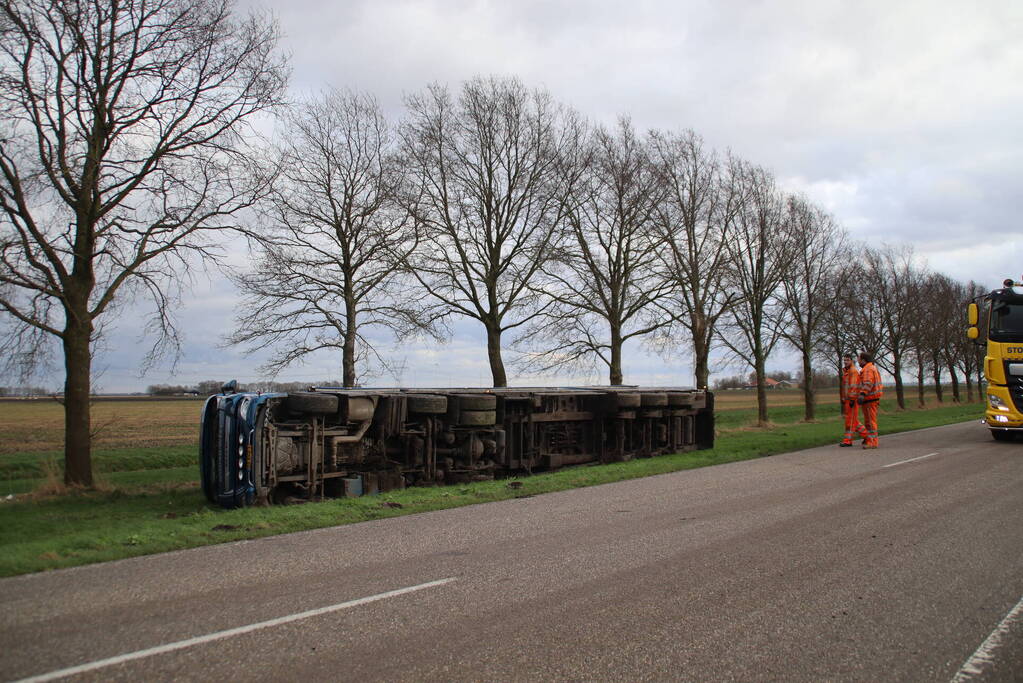 Vrachtwagen met GFT afval gekanteld