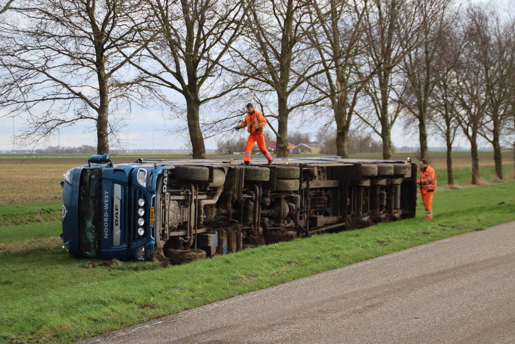 Vrachtwagen met GFT afval gekanteld