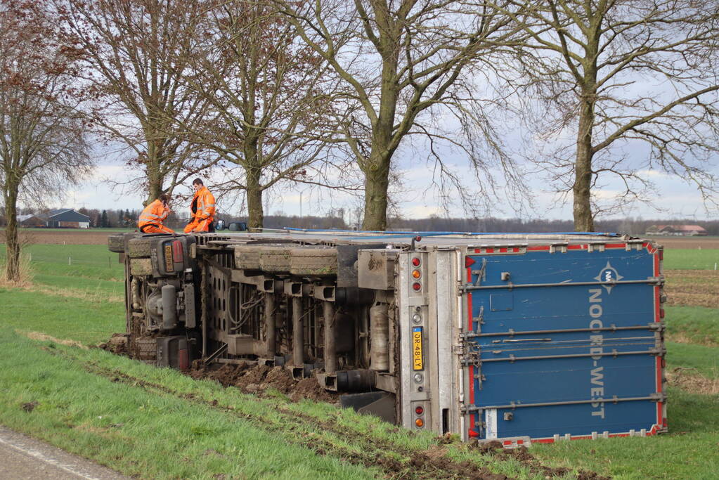 Vrachtwagen met GFT afval gekanteld