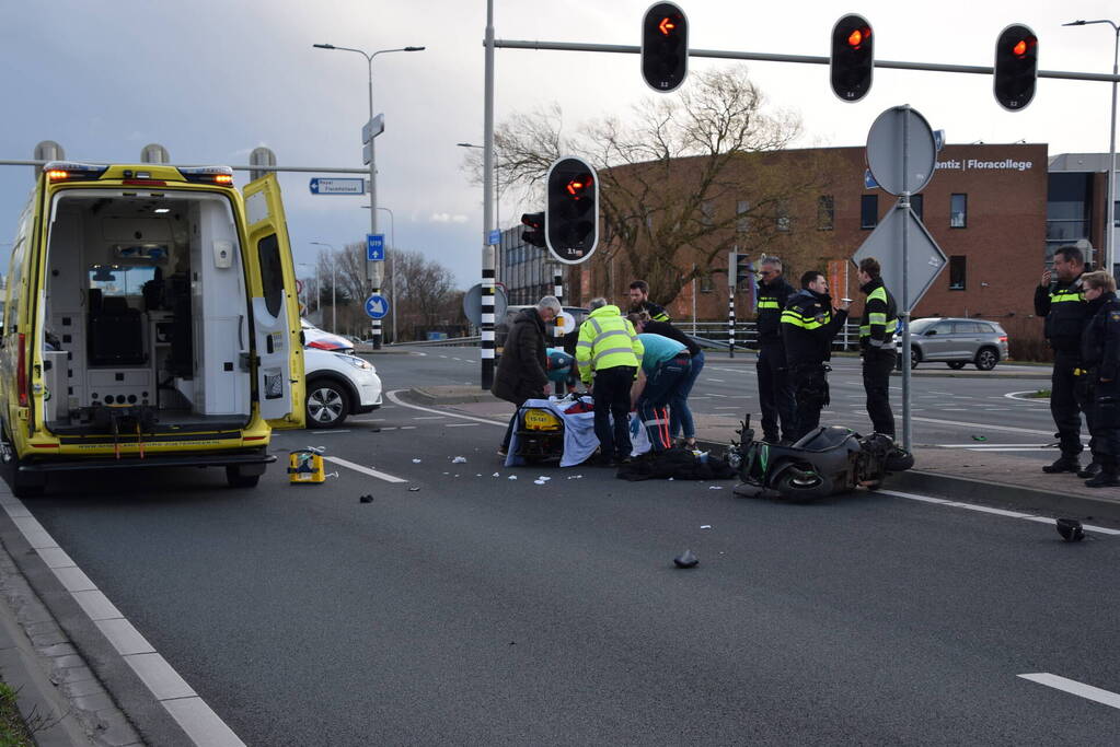 Scooterrijder gewond bij botsing met automobilist