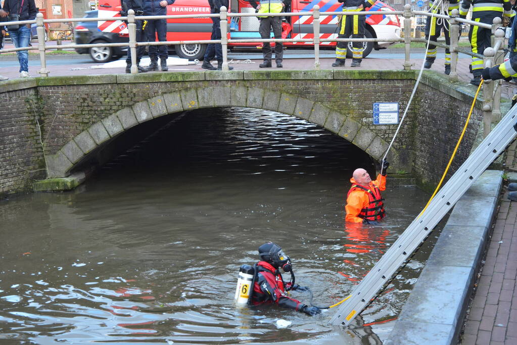 Grote inzet van hulpdiensten door speelgoed auto in het water