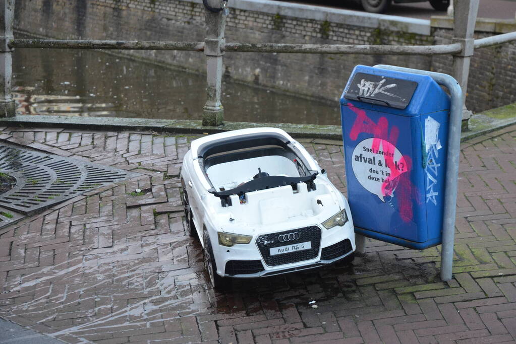 Grote inzet van hulpdiensten door speelgoed auto in het water