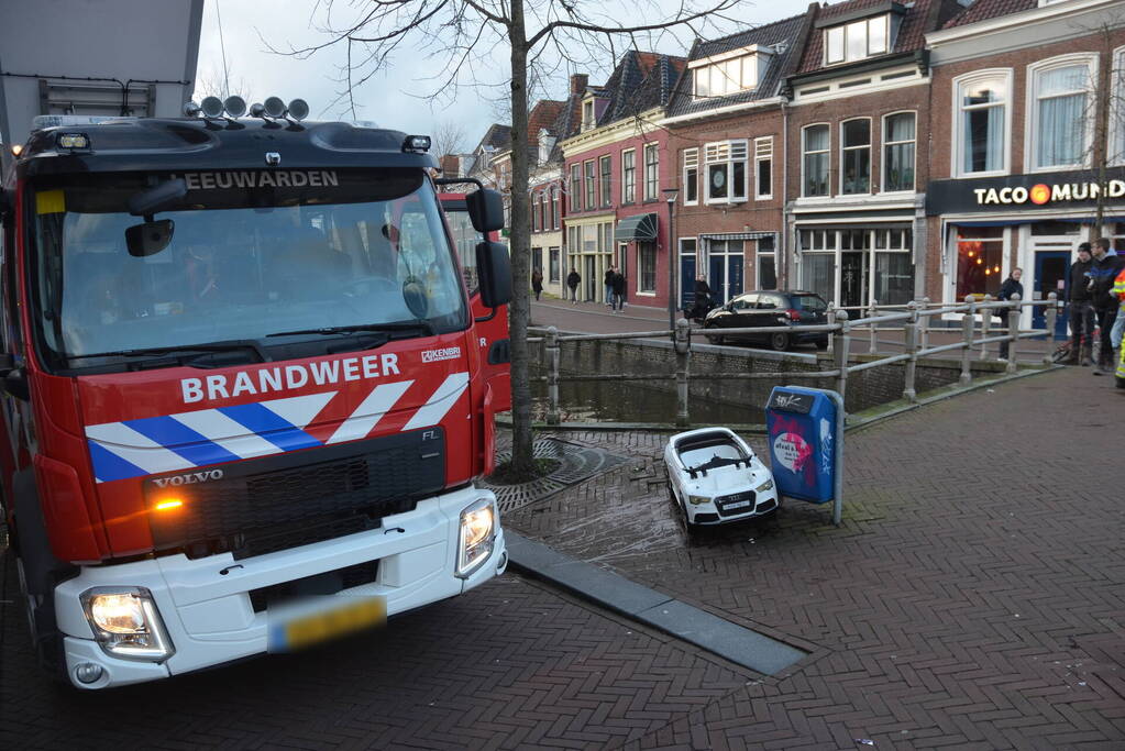 Grote inzet van hulpdiensten door speelgoed auto in het water