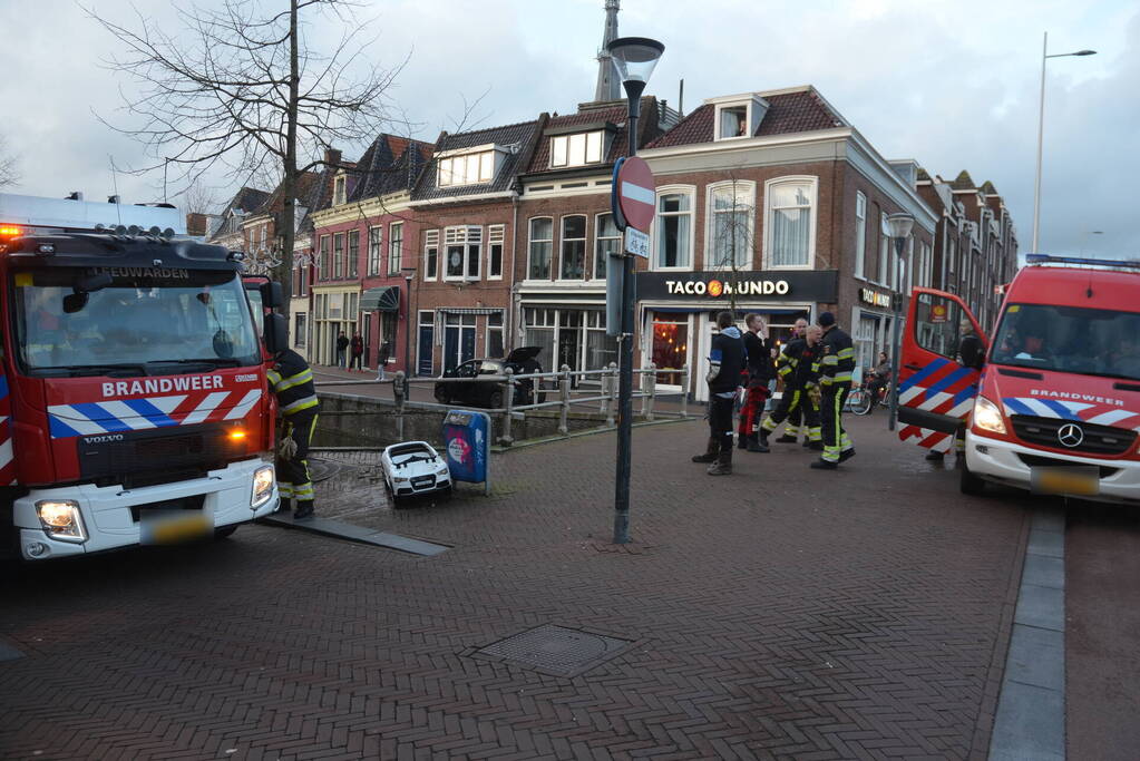 Grote inzet van hulpdiensten door speelgoed auto in het water